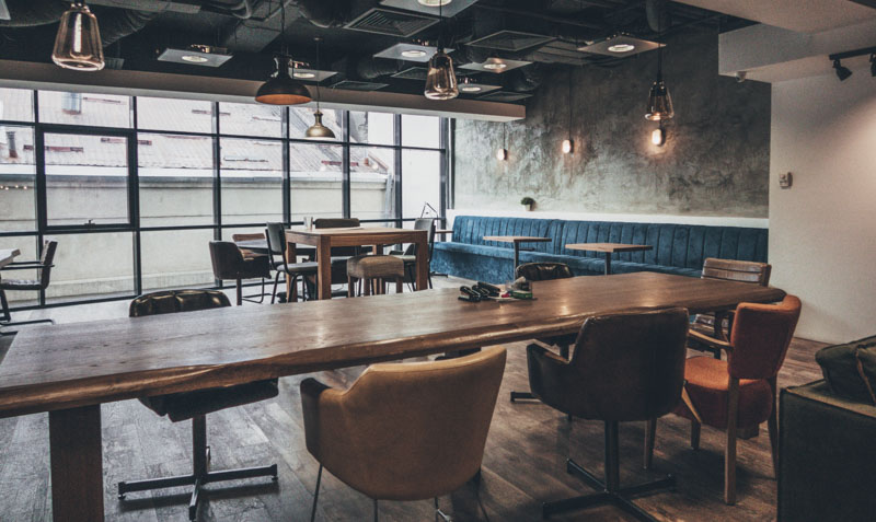 Zona de lounge cu șemineu la Commons Unirii coworking space