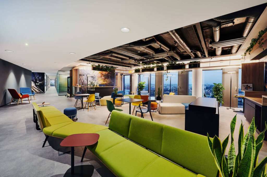 Vedere panoramică asupra Bucureștiului din Hotspot SkyHub coworking