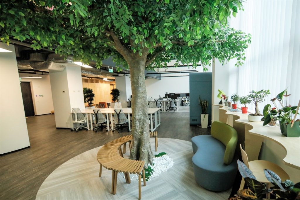 nterior modern spațiu coworking Impact Hub Bucuresti cu oameni lucrând la laptop